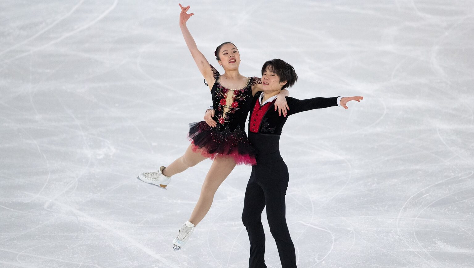 Figure Skaters in TikTok forbidden elements, dances with Buzova and